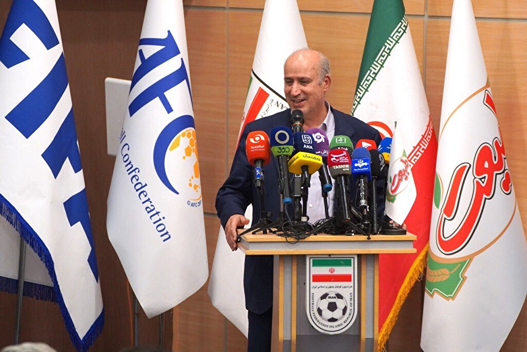 رسانه ها راه را با نقد نشان می دهند؛ با هر گل ایران دست افتخار می زنم
