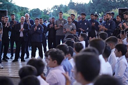 سرود غدیر فوتبالیست های نونهال آکادمی شهید هادی با حضور ریاست فدراسیون نایب رئیس اول سرمربی تیم ملی و بازیکنان