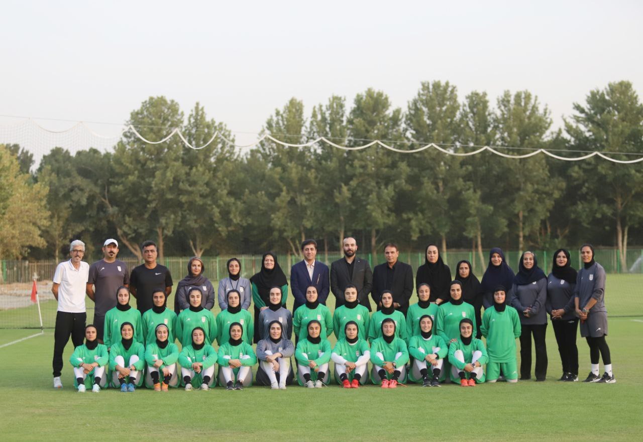 حضور اعضای هیات رییسه و دبیرکل در تمرین تیم ملی فوتبال بانوان حضور اعضای هیات رییسه و دبیرکل در تمرین تیم ملی فوتبال بانوان